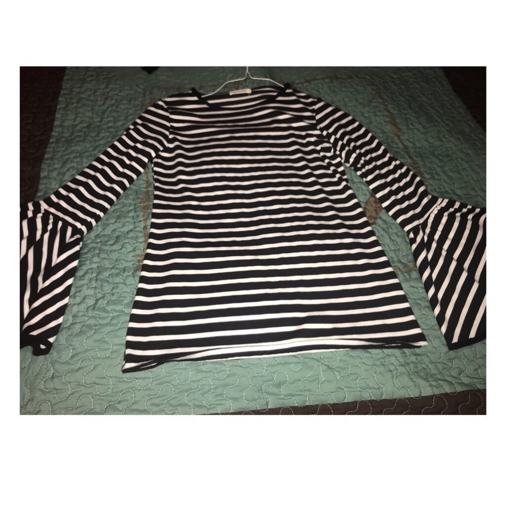 CUTE BLACK AND WHITE LONG SLEEVE:)🖤